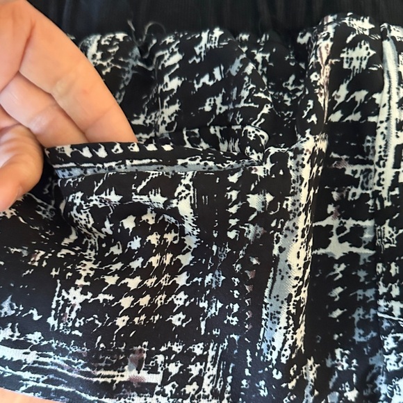 🌸Angie Black and White Patterned Capris - Picture 7 of 8